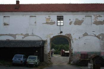 Průjezd mezi oběma nádvořími od západu (z hospodářského dvora) (© Ivan Grisa, 06/2008)