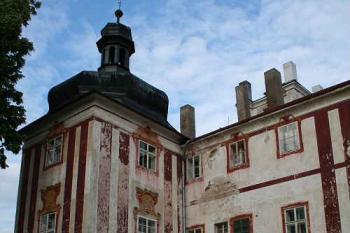 Východní věž a stěna hlavní budovy z uličky z náměstí k pivovaru (© Ivan Grisa, 06/2008)