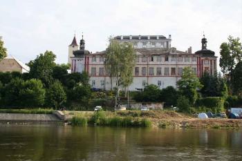 Zámek z pravého břehu Sázavy (© Ivan Grisa, 06/2008)