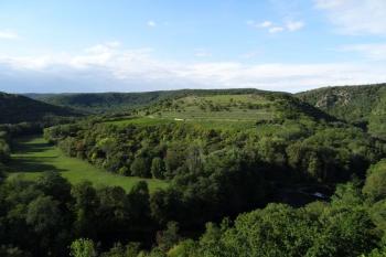 celkový pohled na Šobes z vyhlídky Devět mlýnů ( © Jan P. Štěpánek 09/2015)
