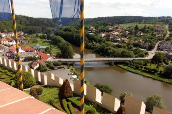 Pohled z hradby na východ, do údolí Sázavy... (© Marek Reimann, 07/2017)