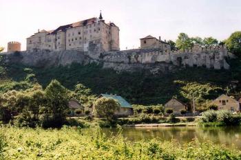 Tradiční pohled na hrad od Sázavy (© Jiří Cukr, 08/2000)