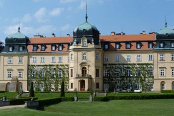 Lány zámek (© František Kinař, 04/2012)