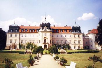 Zámek v Línech ( © Pavel Vítek 06/2005)
