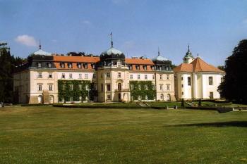 Celkový pohled na zámek a kostel z parku (© Jiří Cukr, 08/2004)