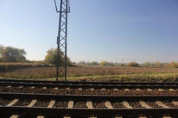 Pohled na západní polovinu fortu s pozůstatky valu. (val vlevo) (© Luděk Vláčil 10/2015)