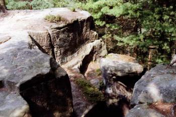Zbytek skalní místnosti. (© 2002 Jiří Čížek)