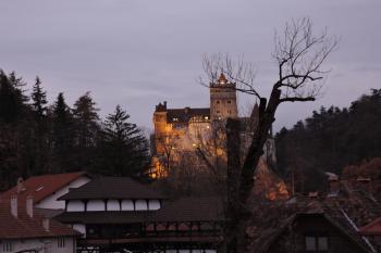 Pohled na večerní hrad Bran (© aleshwarrior 10/2016)