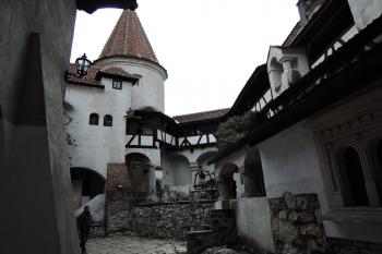 Hrad Bran - pohled od vchodu na nádvoří (© aleshwarrior 10/2016)