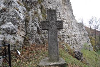 Hrad Bran - kříž u hradu (© aleshwarrior 10/2016)
