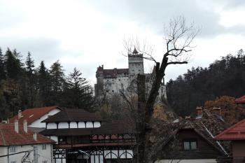 Pohled na hrad Bran z městečka (© aleshwarrior 10/2016)