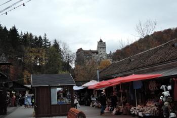 Pohled na hrad Bran z místního tržiště (© aleshwarrior 10/2016)