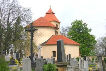 Pohled na kostel ze hřbitova ( © Pavel Vítek 05/2006)