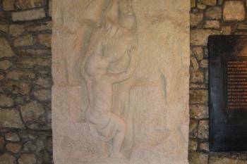 Plastika zobrazující kojící Rozafu. (Petra Poganyova 06/2015)