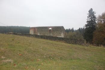 Pozůstatky pozdně barokní kaple sv. Jeronýma z roku 1791 s bývalým hřbitovem obezděným Kamennou zídkou. (© Luděk Vláčil 10/2015)