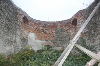 Pozůstatky pozdně barokní kaple sv. Jeronýma z roku 1791 s bývalým hřbitovem obezděným Kamennou zídkou. (© Luděk Vláčil 10/2015)