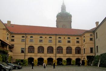 nádvoří (© Rodochrozit, 10/2011)