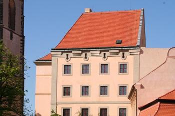 Vstupní křídlo zámku od náměstí Míru ( © Ivan Grisa 05/2009)