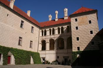 Nádvoří od vstupní brány ( © Ivan Grisa 05/2009)
