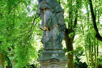 socha sv. Jana Nepomuckého z r. 1740 ( © František Kinař 05/2017)