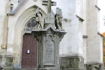 Kříž před kostelem Navštívení Panny Marie ve Vrbně pod Pradědem, Mnichově ( © Pavel Vítek 10/2015)