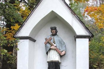 Kaplička sv. Jana Nepomuckého u kostela Navštívení Panny Marie ve Vrbně pod Pradědem, Mnichově ( © Pavel Vítek 10/2015)