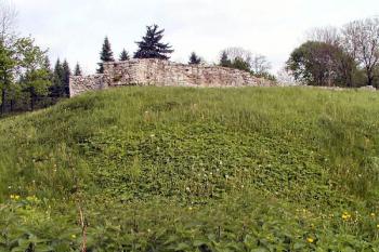 přízemí věže od jihu ( © Pavel Zany Komárek 8/5/2004)