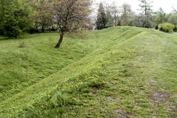 příkop a val po městských hradbách ( © Pavel Zany Komárek 8/5/2004)