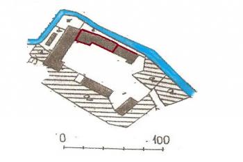 Dvůr v místě tvrze. Situace kolem r. 1830 - hnědě, současný stav - červeně. (© Luděk Vláčil 11/2015)