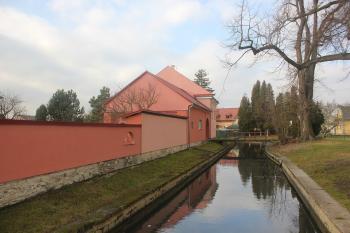 Jediná zachovalá část dvora. ( © Luděk Vláčil 11/2015)