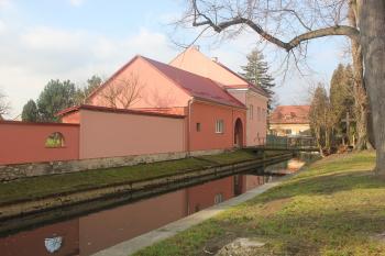 Jediná zachovalá část dvora. ( © Luděk Vláčil 11/2015)
