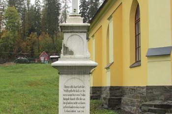 Kaple sv. Antonína ve Vajglově, kříž před kaplí ( © Pavel Vítek 10/2015)