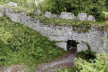 vnítřní líc a brána v západní hradbě východního předhradí ( © Pavel Zany Komárek 8/5/2004)