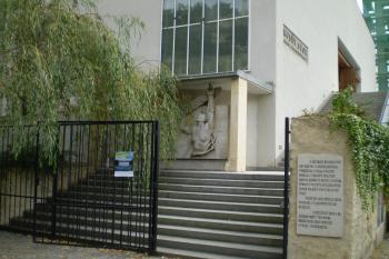 Vstup do areálu s pamětní deskou vysílače Pražského povstání (© Johannes Cladis, 05/2016)