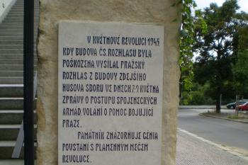 Detail pamětní desky vysílače Pražského povstání (© Johannes Cladis, 05/2016)
