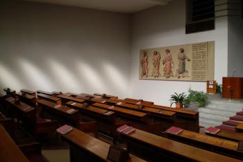 Levá část lodi s reliéfem starozákonních proroků od Jana Znoje (© Johannes Cladis, 05/2016)