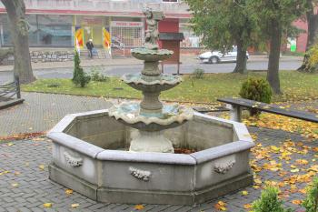 Empírová kašna v Ryžovišti ( © Pavel Vítek 10/2015)