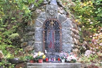 Kaplička se soškou Panny Marie v Karlové Studánce ( © Pavel Vítek 10/2015)