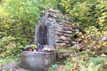 Kaplička se soškou Panny Marie v Karlové Studánce ( © Pavel Vítek 10/2015)