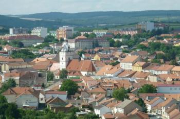 Pohled na historické centrum Ivančic z rozhledny Réna. Přesné místo městského hradu zatím neznáme. Jedna z variant ho umísťuje zhruba do míst za vysokým bílým domem vpravo uprostřed na snímku. (© r2011)