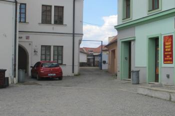 Vjezd do areálu bývalého hradu z Palackého náměstí ( © Dušan Dohňanský 08/2019)