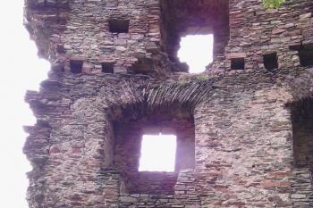 Šmorcová úprava JZ hrany dochovaného úseku plášťové hradby (palácová část), dosahuje do 2. patra (© Jan Večeřa, 09/2014)
