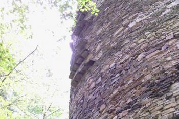 Šmorcová úprava vnějšího líce plášťové zdi vysoko nad zemí, snad tu byl z hradu ven vyzděný průchod k záchodu vně parkánu (© Jan Večeřa, 09/2014)