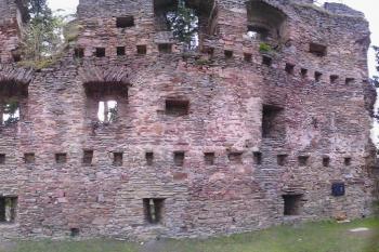 Panoramatický pohled na jedinou dochovanou zeď hradu Dalečína, už na první pohled je vidět, že okénka se od sebe i v rámci téhož patra liší (velikostí, ale i umístěním), četné niky sloužily snad pro ukládání věcí, či pro odkládání zdroje osvětlení (© Jan Večeřa, 04/2015)
