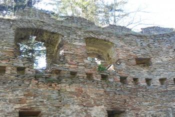 Detail 2. patra, rozměrově odlišná okna a vestavěná skříňka ( © Jan Večeřa 05/2015)