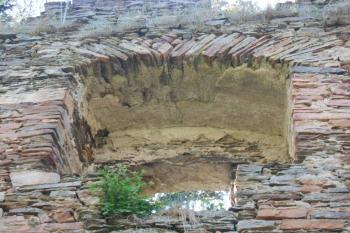 Detail okna ve 2. patře se zbytky původní omítky ( © Jan Večeřa 05/2015)