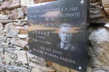 Pamětní deska na vnitřní zdi Dalečína (© Marek Reimann, 08/2015)