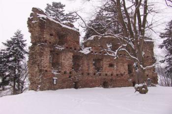 Zachovaná plášťová zeď na západě ( © Roman Řezáč 12/2005)