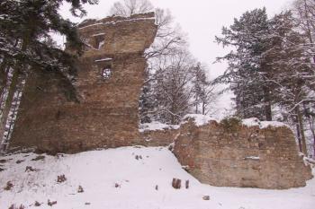 Zachovaná plášťová zeď s branským stavením ( © Roman Řezáč 12/2005)