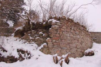 Zachovaná bašta v ohradní zídce ( © Roman Řezáč 12/2005)